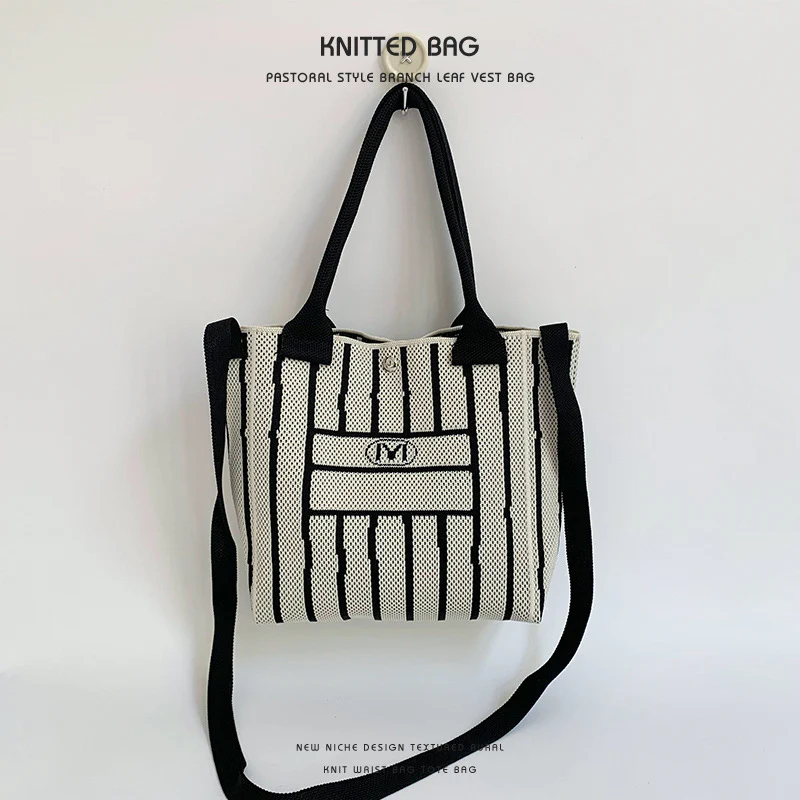 Heart striped knitted handbag - Image 11