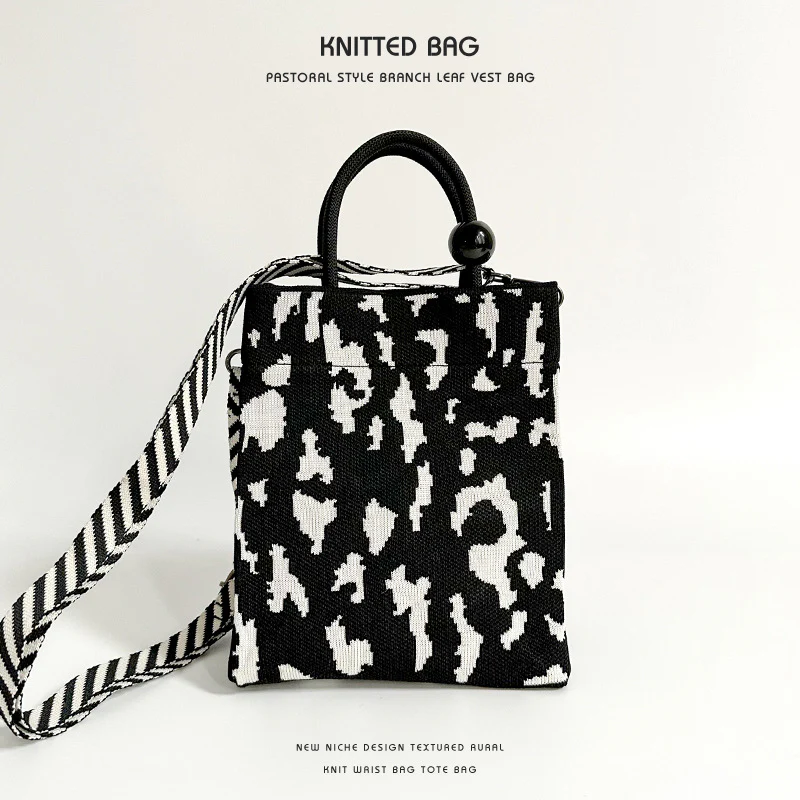 Luxurious patterned shoulder and crossbody knitted bag - Image 16