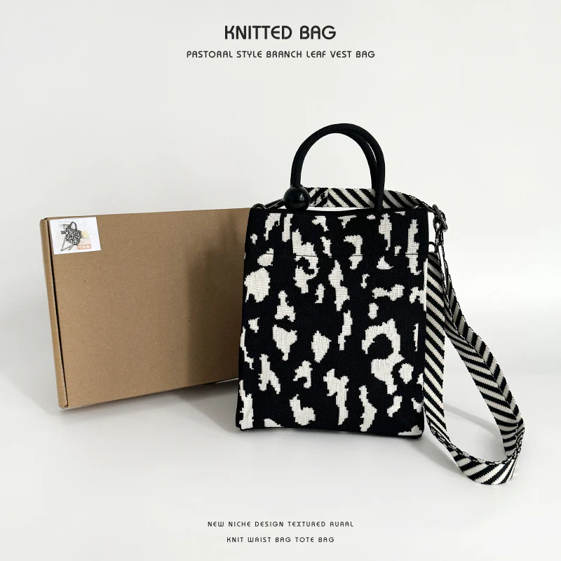 Luxurious patterned shoulder and crossbody knitted bag - Image 3