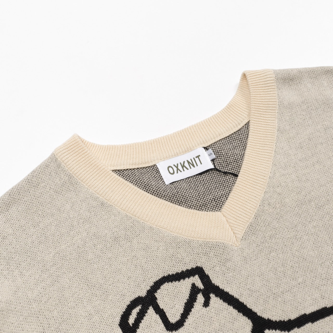 Men's apricot puppy design jacquard V-neck knitwear - Image 4