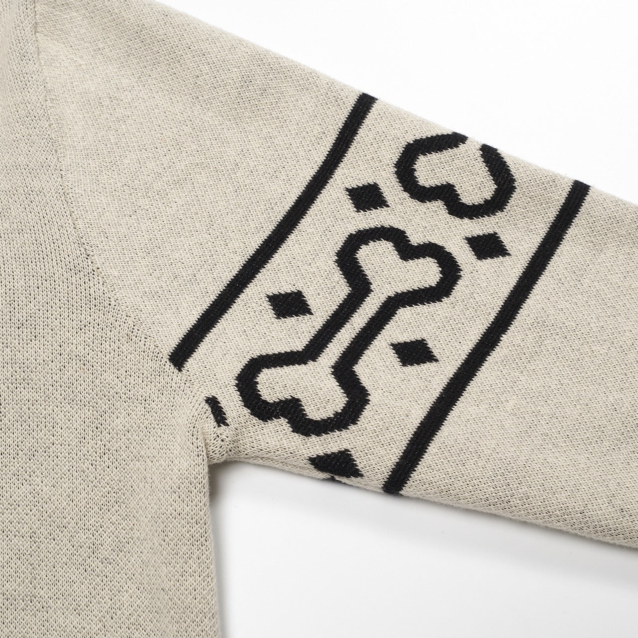 Men's apricot puppy design jacquard V-neck knitwear - Image 5