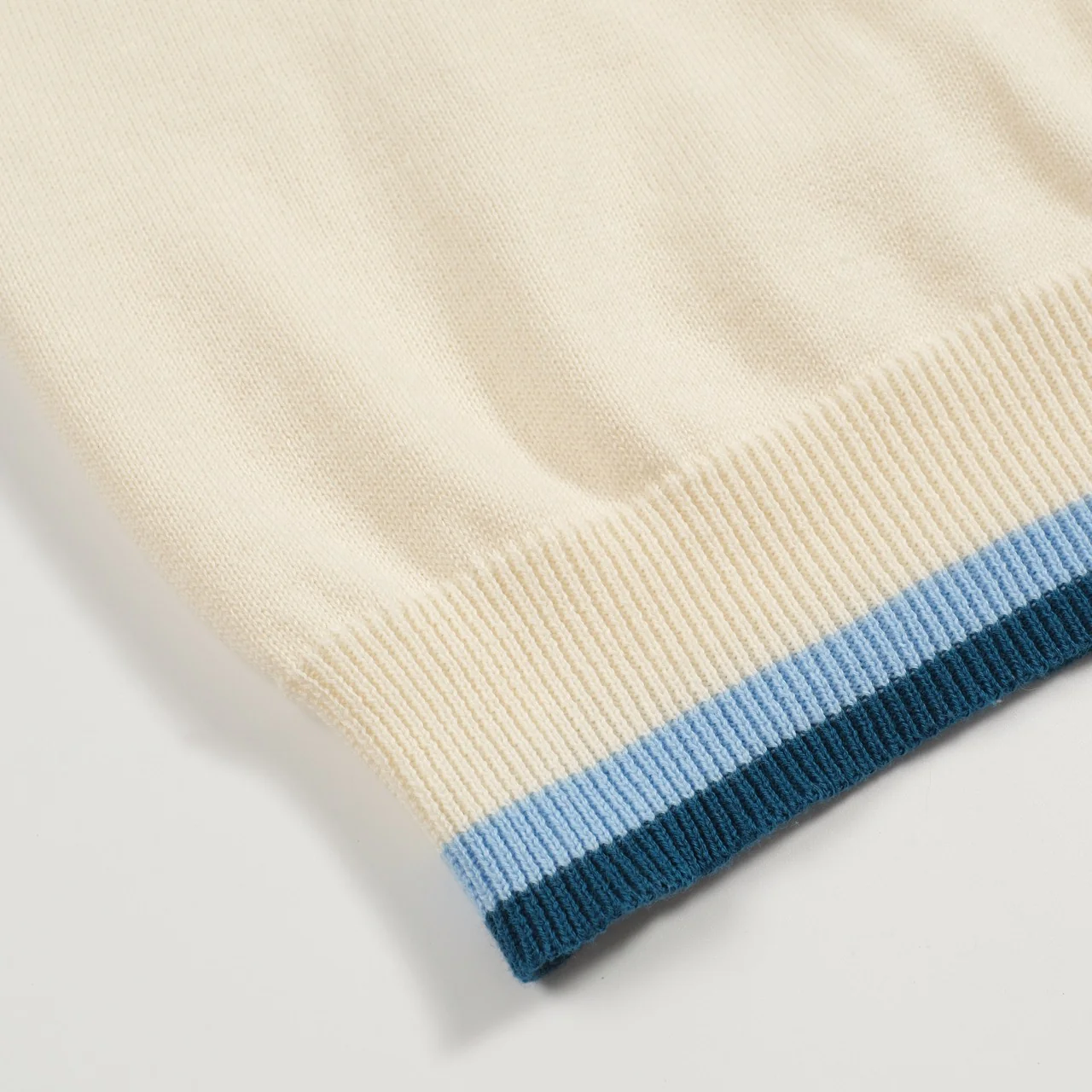Men's blue striped retro V-neck polo - Image 7