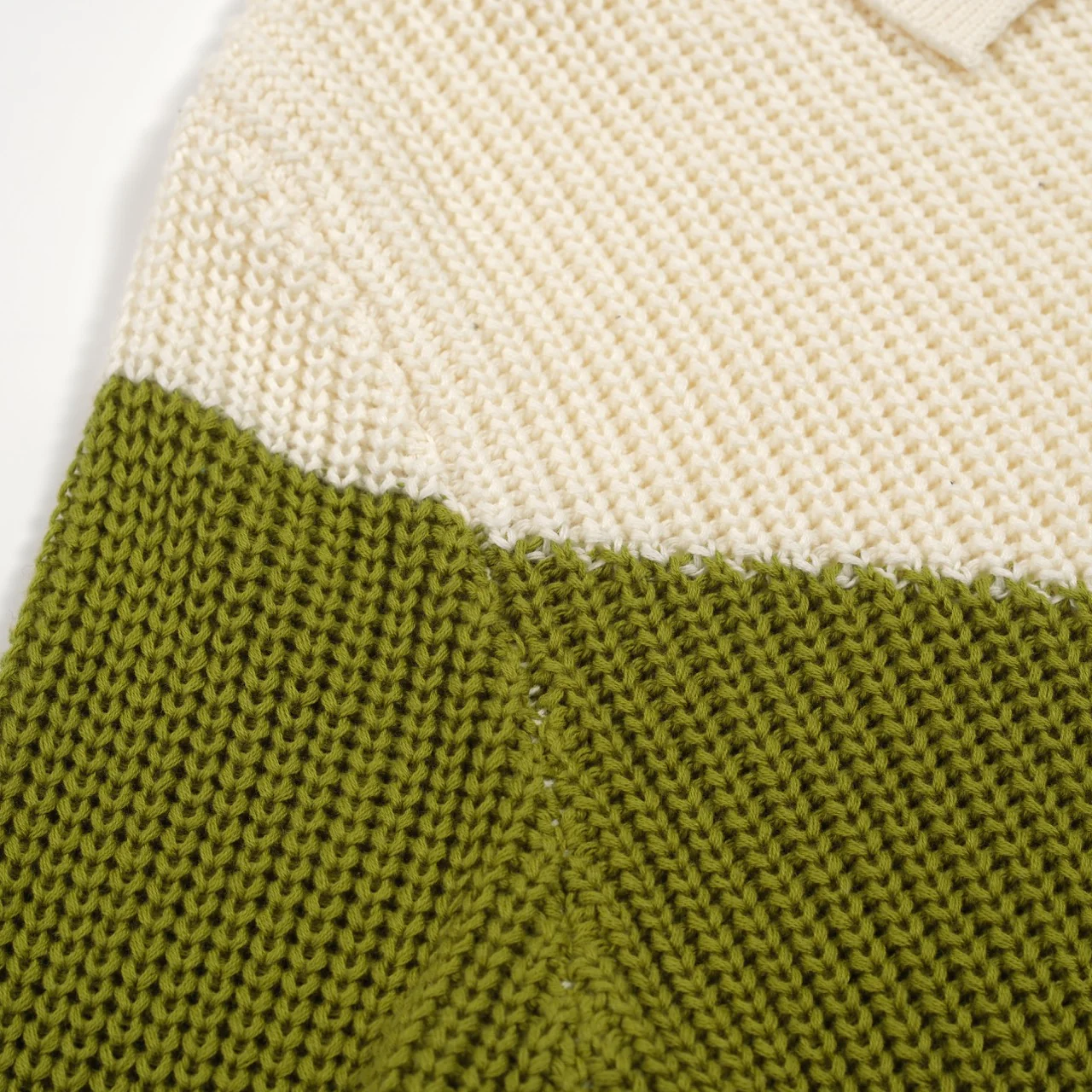 Men's green color-blocked retro V-neck polo shirt - Image 6