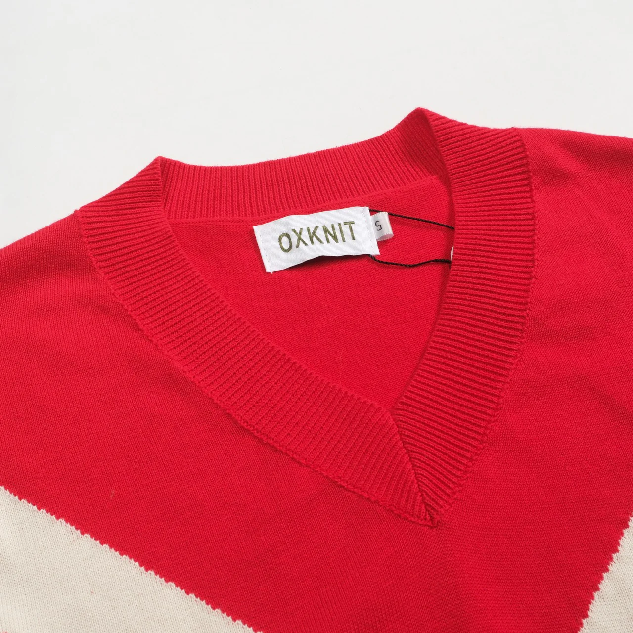 Men's red diamond checked V-neck knitwear - Image 4