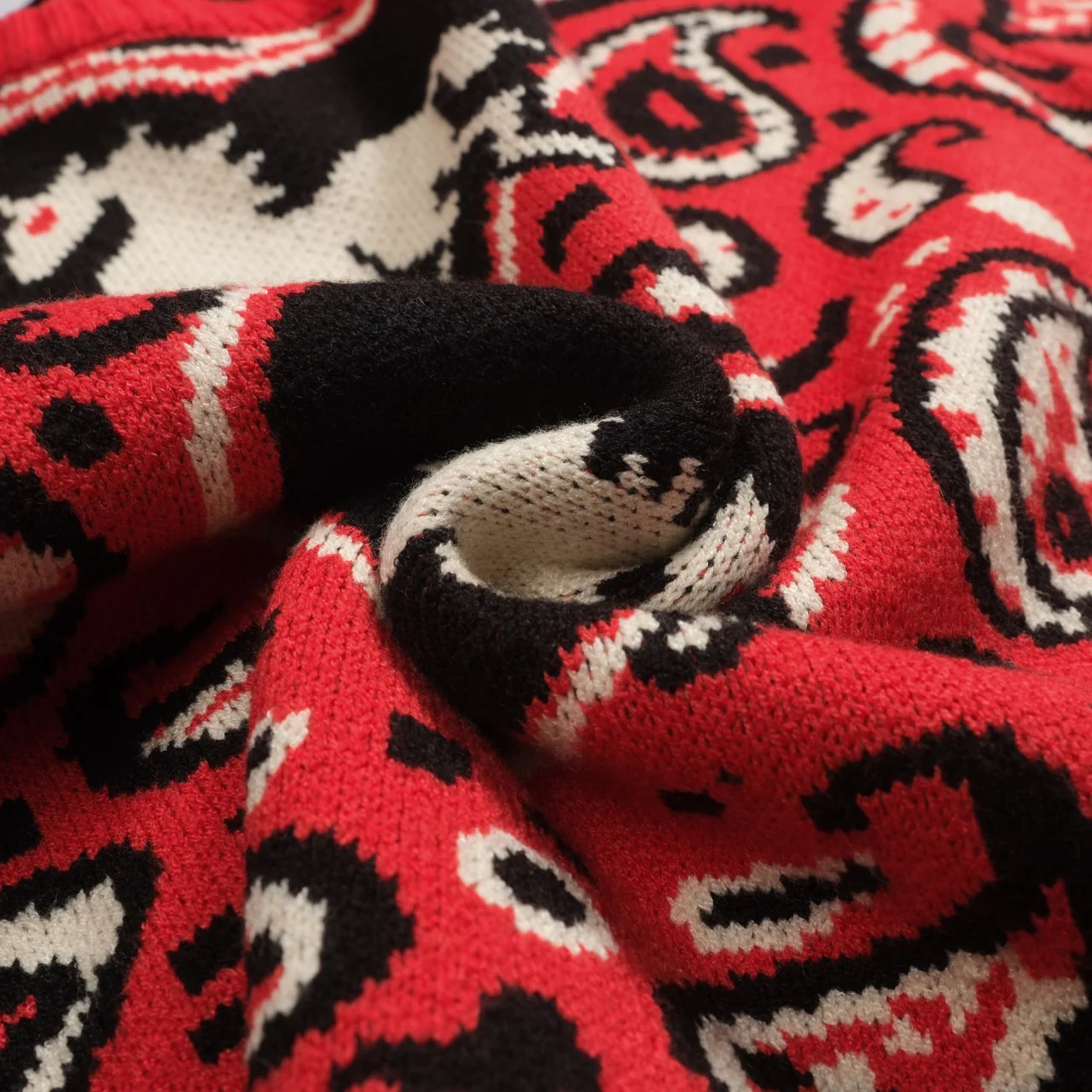 Men's red vintage animal Paisley sweater - Image 9