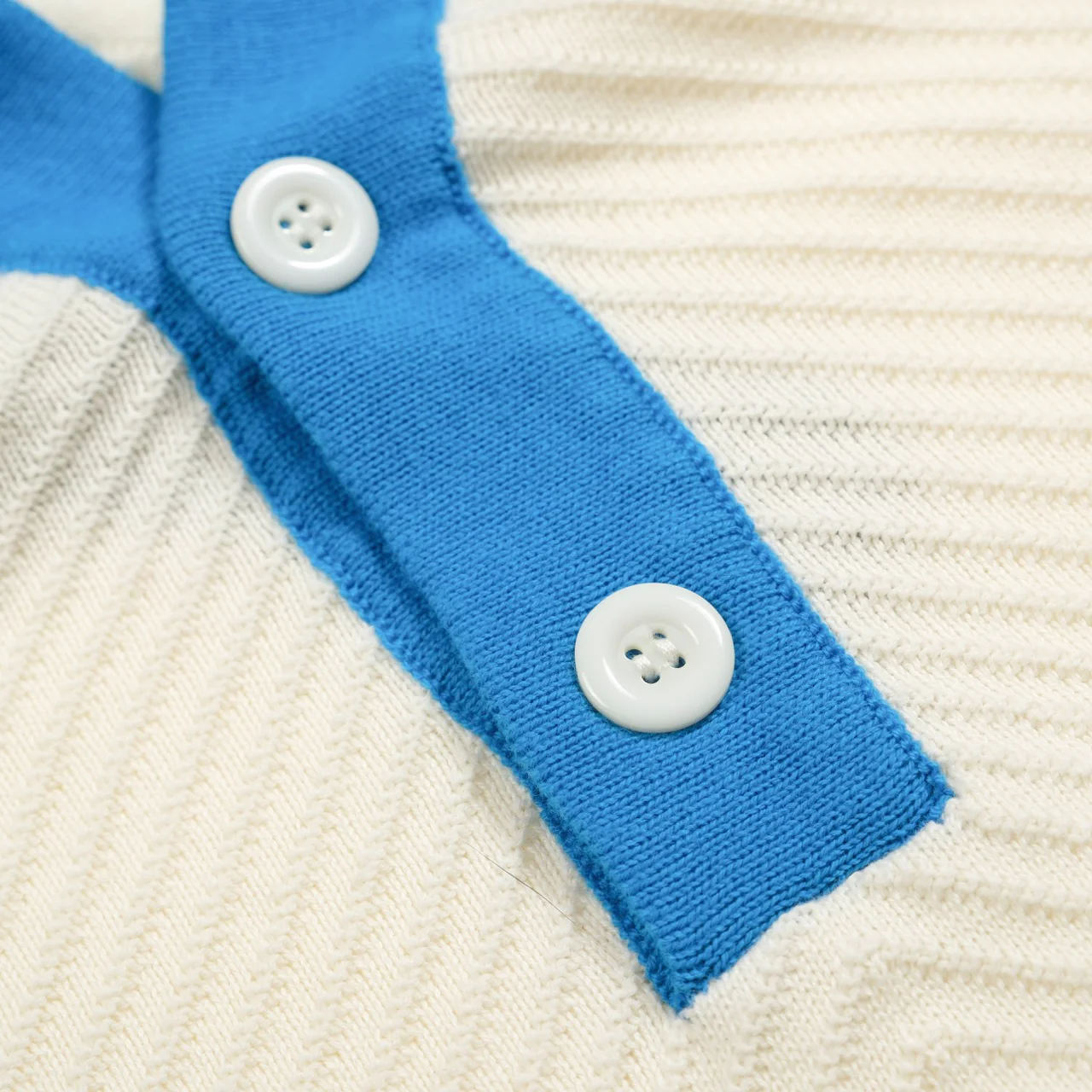 Men's white apricot texture knitted V-neck polo shirt - Image 5