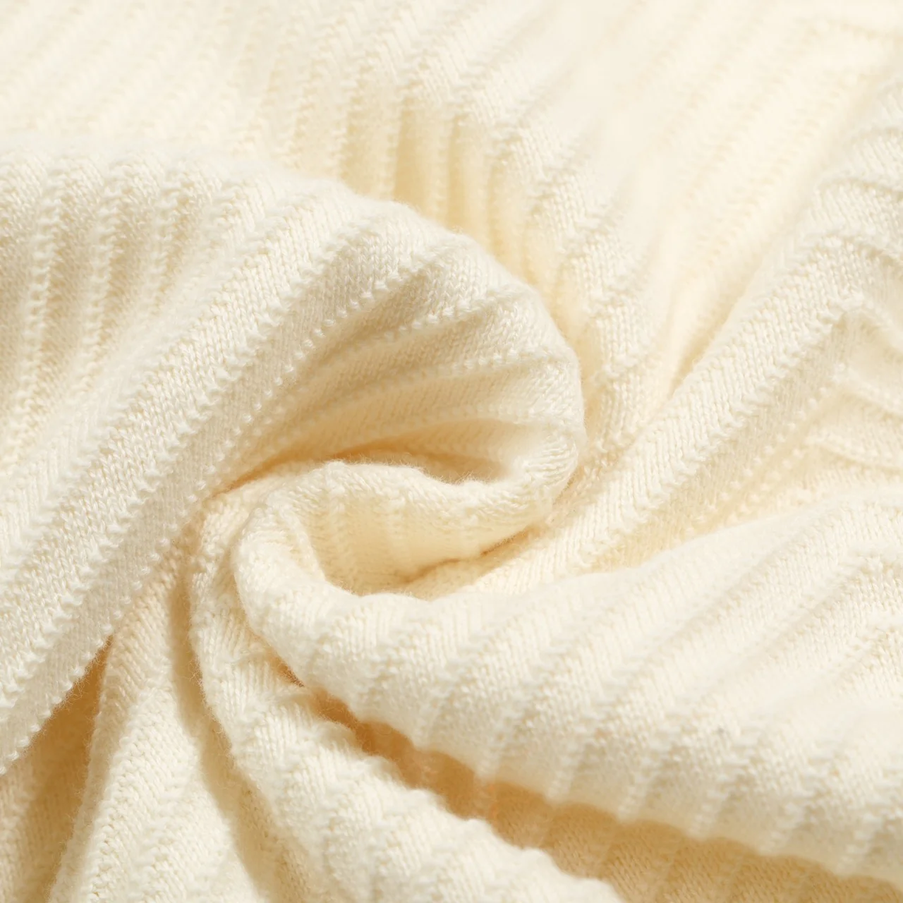 Men's white apricot texture knitted V-neck polo shirt - Image 9