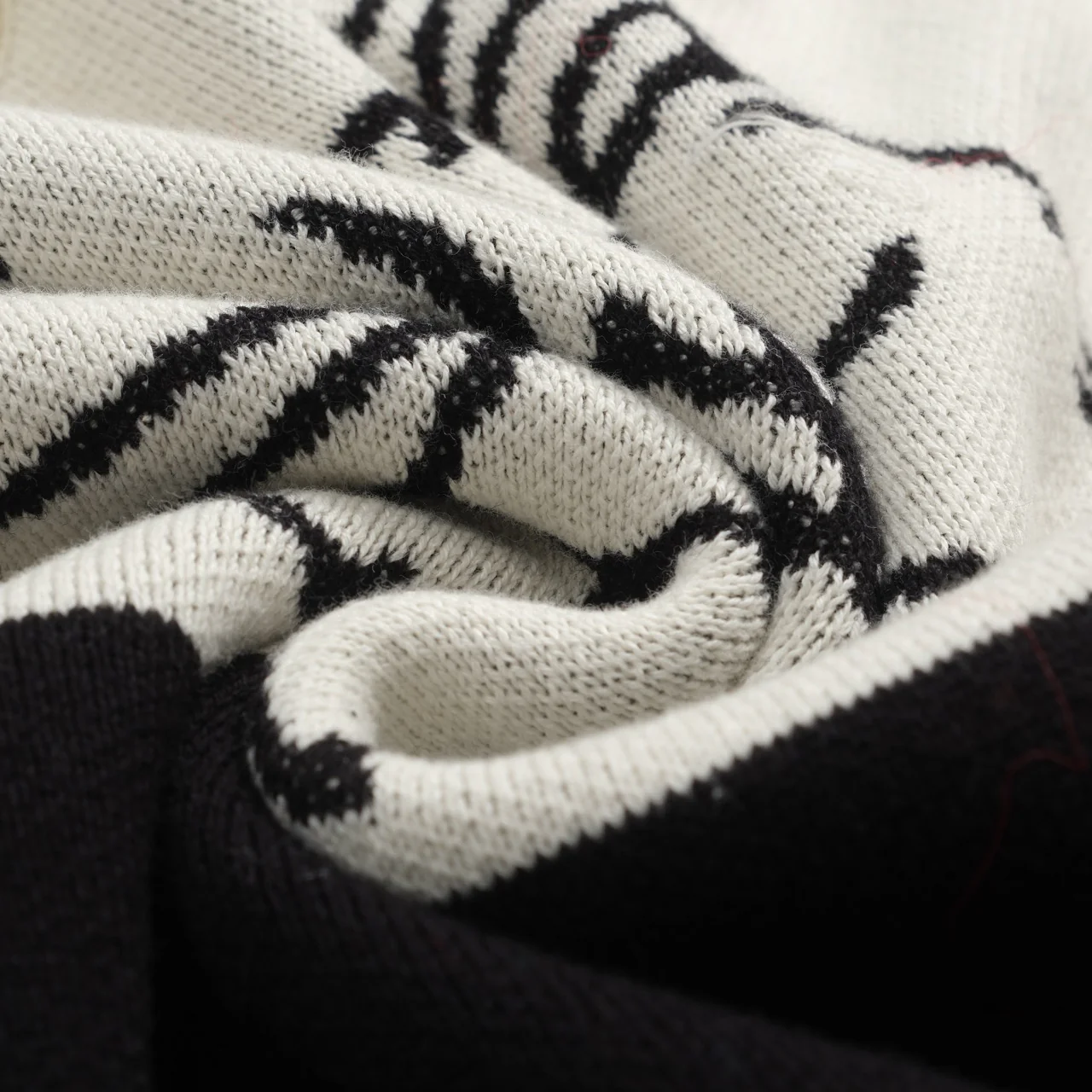 Women's black and white collage cat jacquard vintage knitwear - Image 8