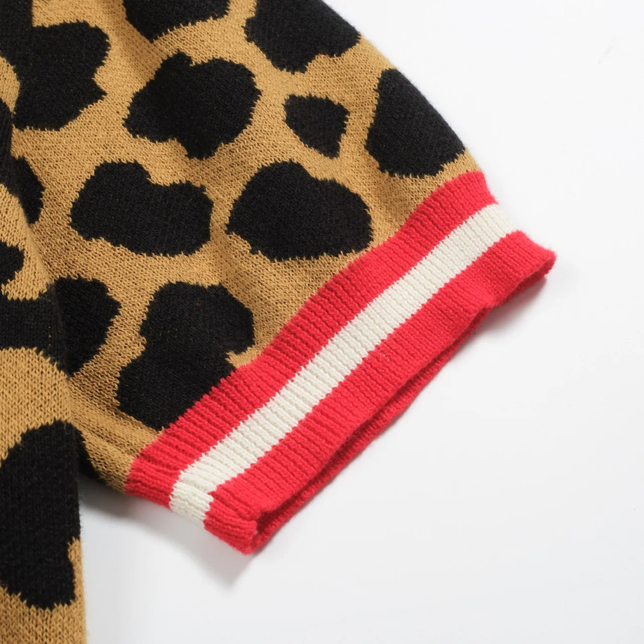 Women's brown leopard print jacquard V-neck knit T-shirt - Image 5