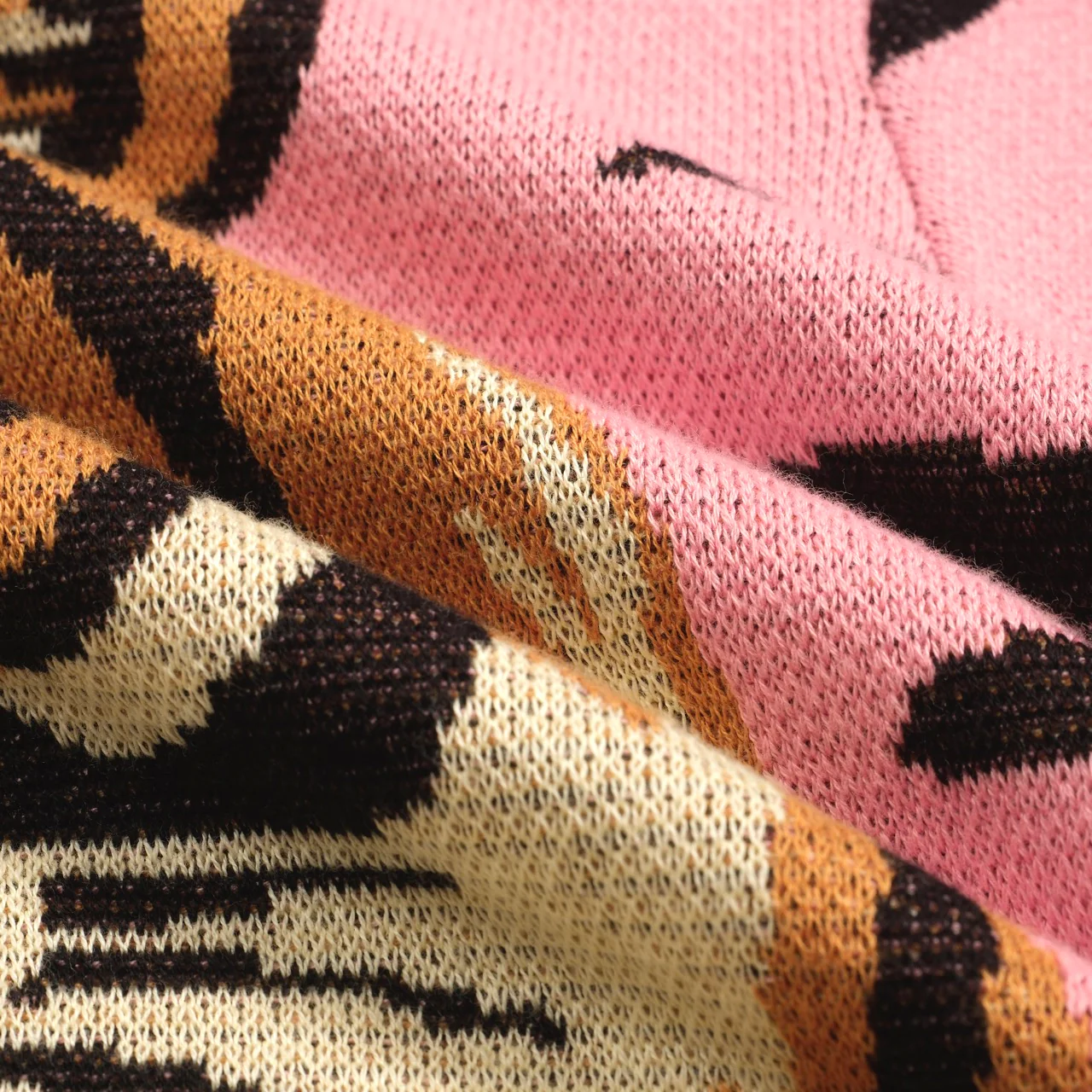 Women's pink zebra print tiger jacquard knitted T-shirt - Image 7