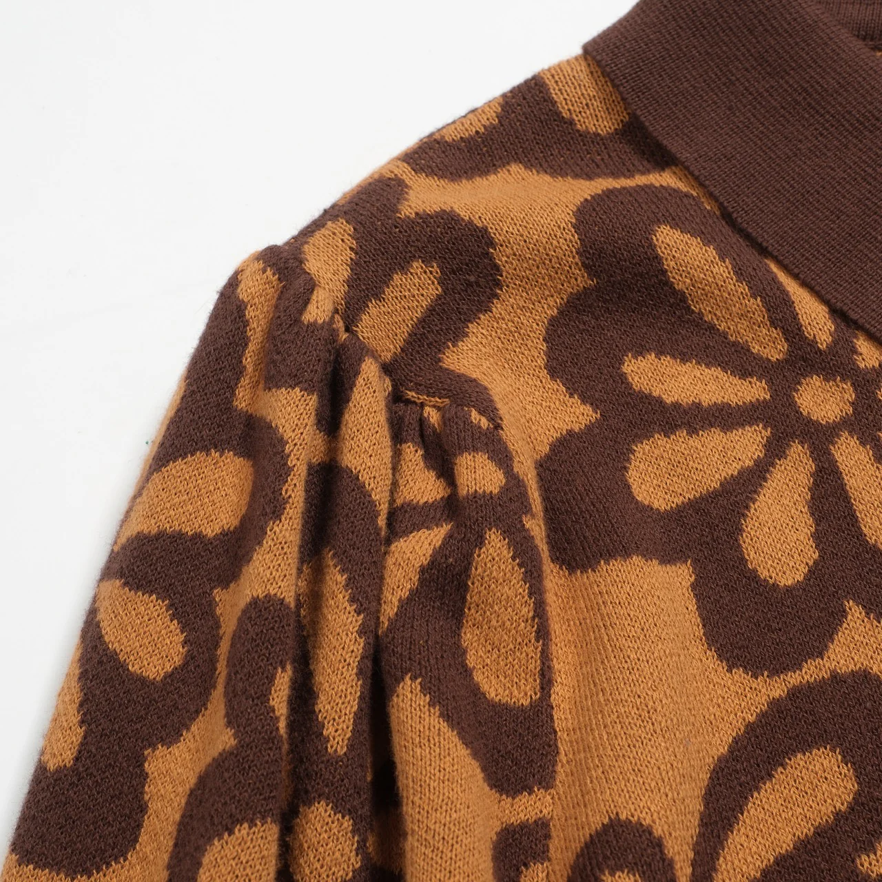 Women's vintage brown jacquard bubble sleeve polo - Image 5