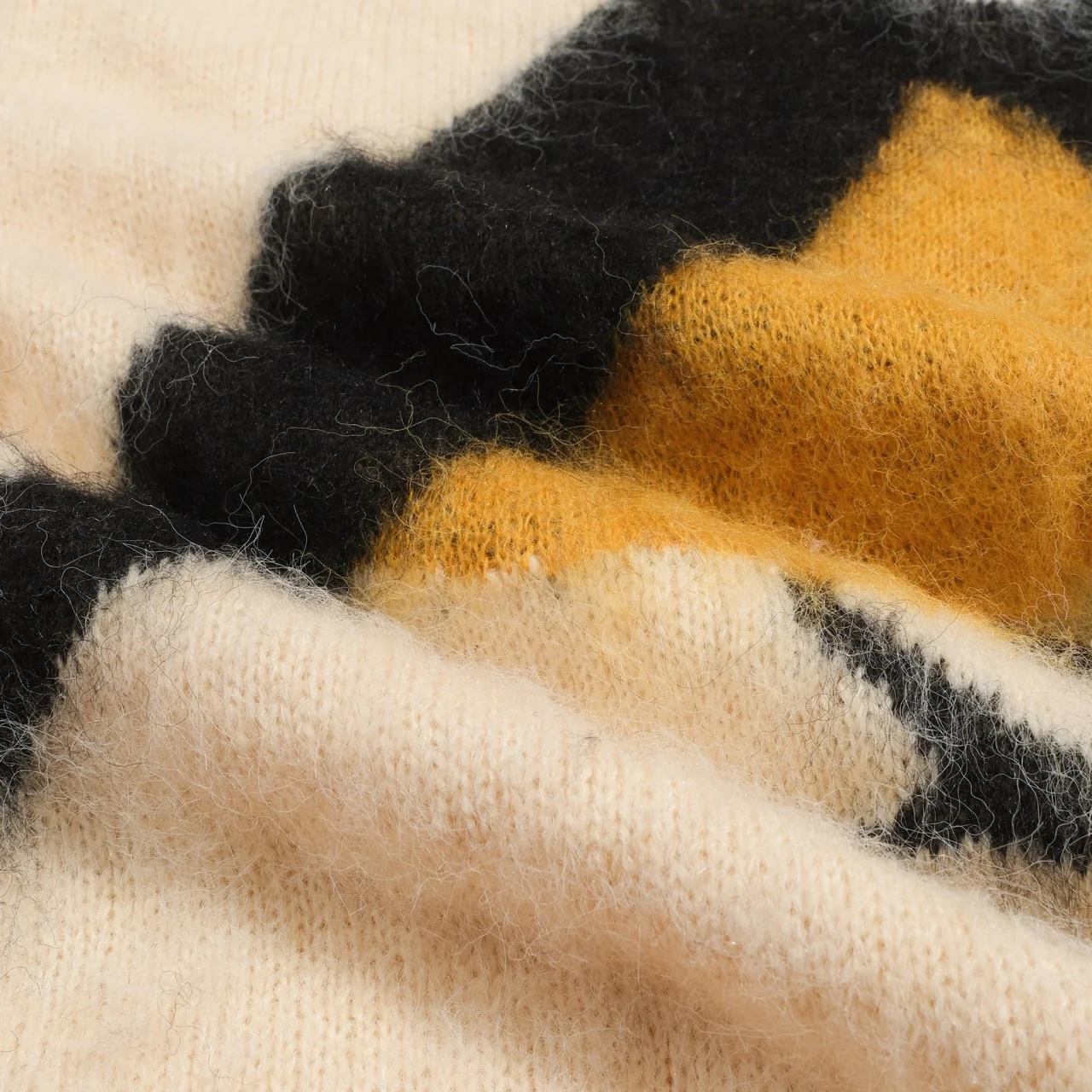 Women's white apricot bird jacquard plush knitwear - Image 9